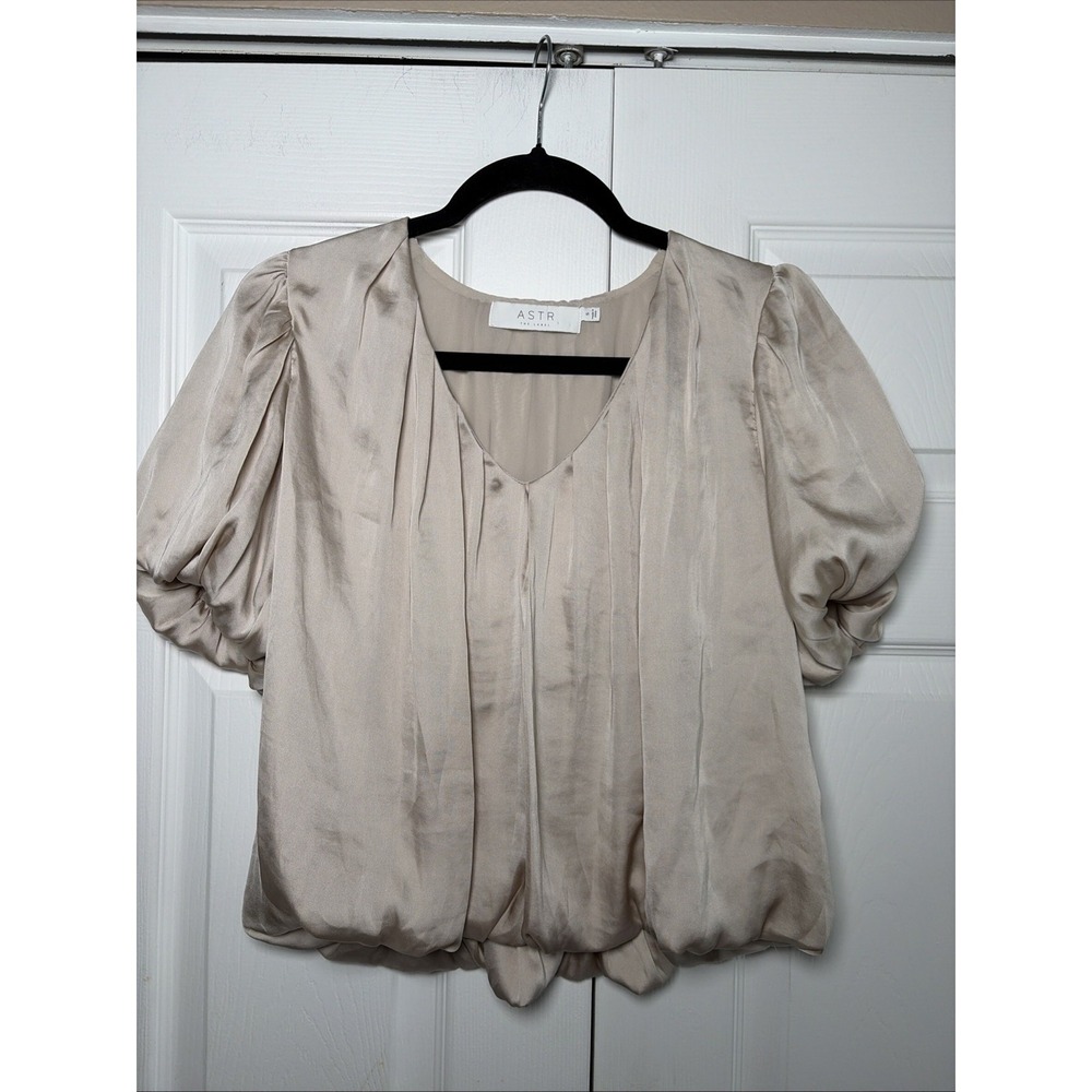 ASTR The Label Satin Puff Sleeve Blouse Womens Size S Champagne V-Neck Chic